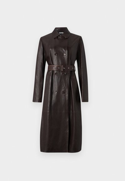 Manteau trench long en cuir brun foncé avec des boutons double boutonnage, taille ceinturée et col classique.