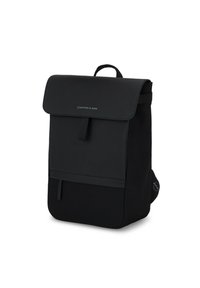 Czarny plecak o gładkim, matowym wykończeniu, z klapą składana na górze oraz regulowanymi paskami. Posiada przednią kieszeń i dyskretny logo marki.