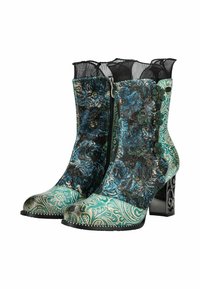 Stiefeletten mit einem türkisfarbenen und schwarzen Blumenmuster, ausgestattet mit einer glänzenden Oberfläche, Spitzenbesatz am oberen Rand und einem dekorativen Blockabsatz.