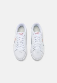 Zapatillas blancas con cordones, con un upper de cuero suave, puntera perforada y acentos laterales en contraste. Cuenta con un cuello acolchado y una marca interior.