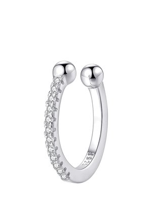 Boucle d'oreille créole ouverte en argent avec un côté serti de petites pierres précieuses rondes et transparentes et des extrémités lisses en forme de boule arrondie.