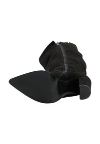 Stivale in suede nero, alto fino al ginocchio, con punta affusolata, tacco a blocco e cerniera laterale, visto dal suola e dall'angolo posteriore su sfondo bianco.