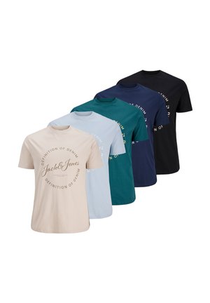 Fem korteermede t-skjorter med rund hals i beige, lyseblå, blågrønn, marineblå og svart, hver med en rund Jack & Jones-logo på forsiden.