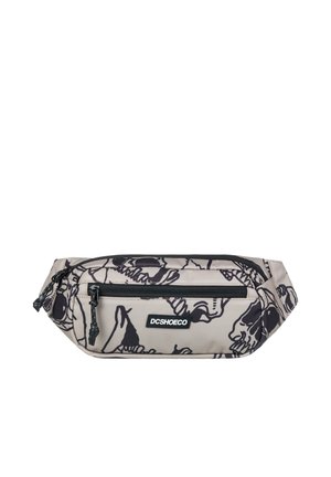 Heuptasje van beige stof met zwart schedelpatroon. Bevat een voorvak met rits en een verstelbare strap met zwarte accenten.