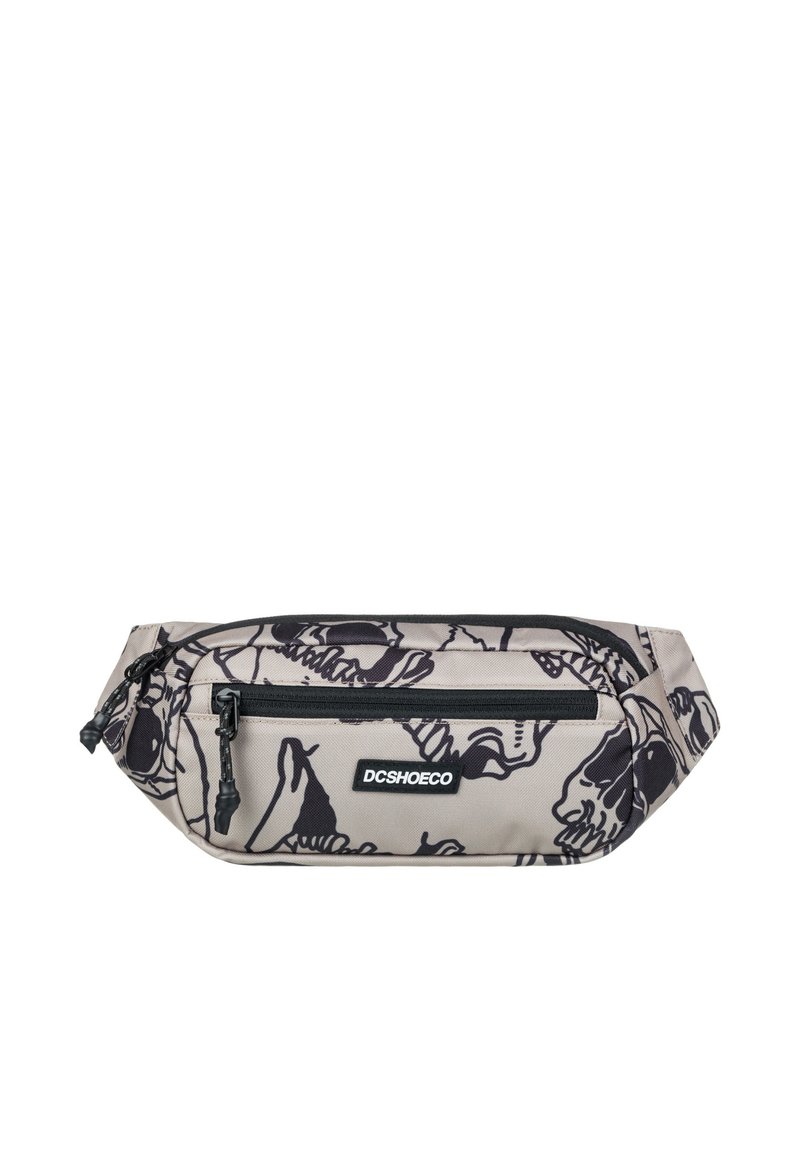 Heuptasje van beige stof met zwart schedelpatroon. Bevat een voorvak met rits en een verstelbare strap met zwarte accenten.