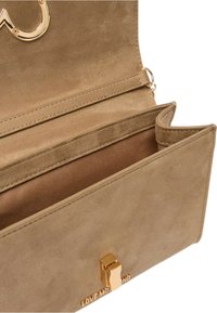 Beige mokkanahkainen käsilaukku, jossa on kullanvärinen lukko ja "LOVE ME" -kohokuviointi. Suuri sisätila, jossa pehmeä kangasvuori.