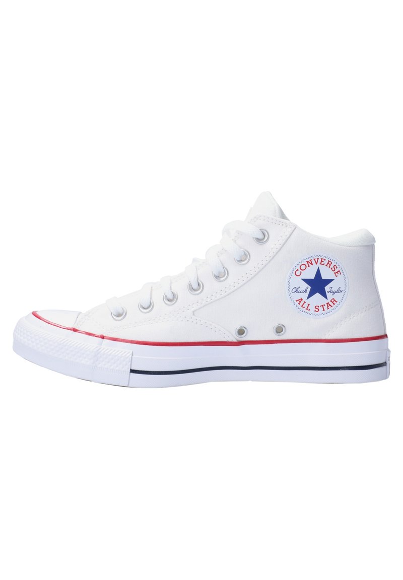 Weiße High-Top-Sneaker aus Canvas mit einer Gummisohle, die ein rundes Logo, rote Akzente und schwarze Streifen entlang der Sohle aufweisen.