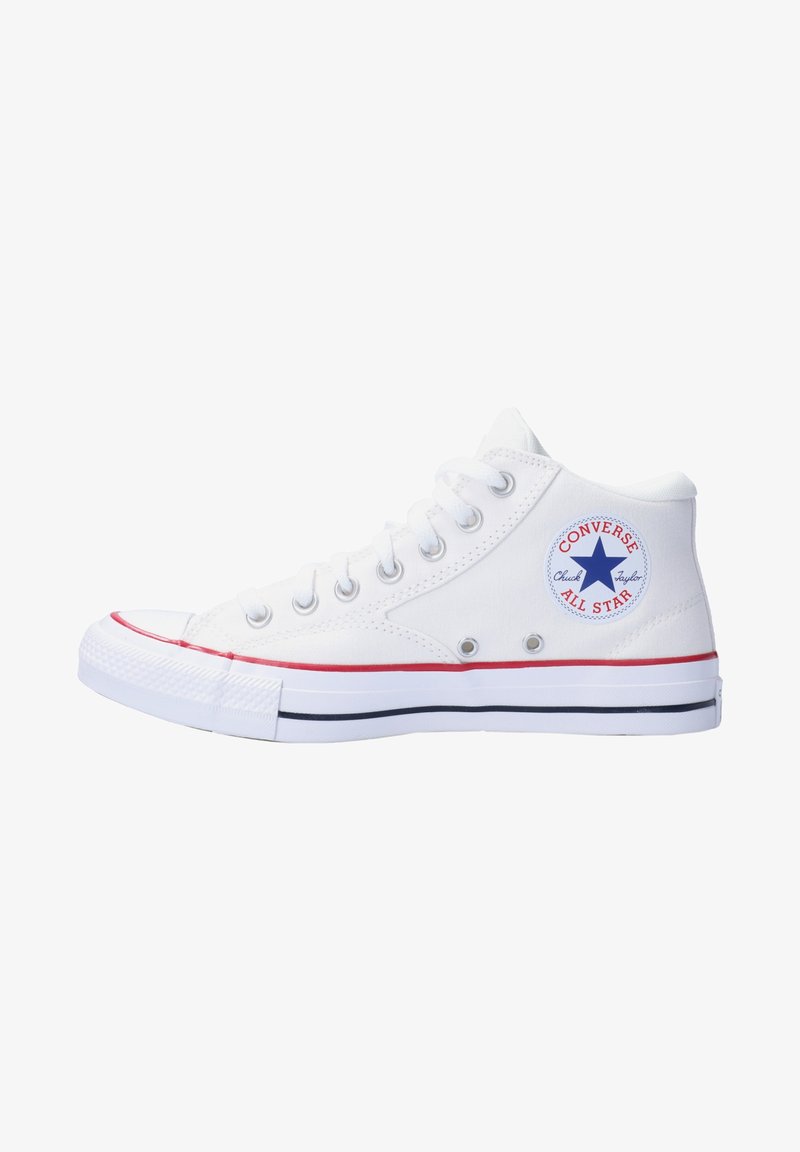 Weiße High-Top-Sneaker aus Canvas mit einer Gummisohle, die ein rundes Logo, rote Akzente und schwarze Streifen entlang der Sohle aufweisen.