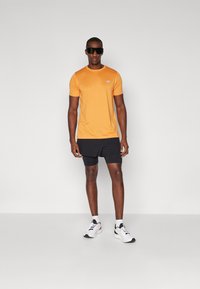 New Balance ESSENTIALS - T-skjorte til trening - sizzle