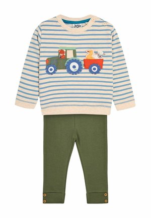 Triibuline pikkade varrukatega topp traktori appliqué'ga, rohelised retuusid nööpdetailidega sääreosadel, valmistatud puuvilla segust mugavuse ja vastupidavuse tagamiseks.