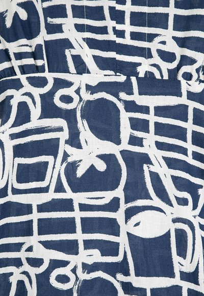 Abstrakcyjny granatowo-biały wzór z nakładającymi się rysunkami linii przedstawiającymi butelki, kubki i owoce na tkaninie.