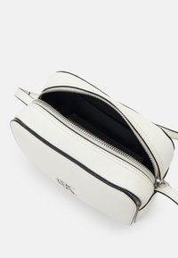 Calvin Klein Jeans MINIMAL MONOGRAM CAMERA BAG - Torba čez telo - creamy white