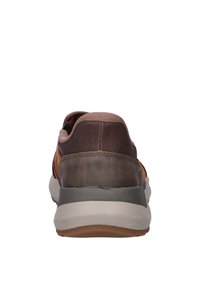 Herrensneaker mit einem Obermaterial aus braunem Leder und Mesh, grauem Zwischensohlengeschütz und strukturiertem Gummisohle. Das Design betont Komfort und Langlebigkeit.