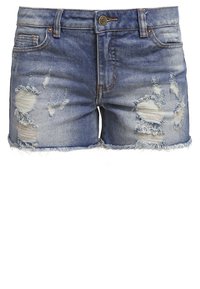 Modré džíny šortky s třepenými lemy a několika poškozenými nášivkami na přední straně, s frontálními kapsami a knoflíkovým zapínáním.
