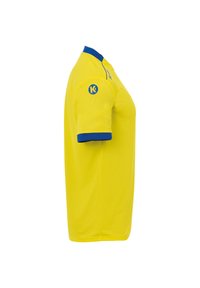 Gelbes Sporttrikot mit blauer Kragen- und Ärmelakzentuierung, mit einem Logo auf dem linken Arm. Stoff geeignet für Sportbekleidung.