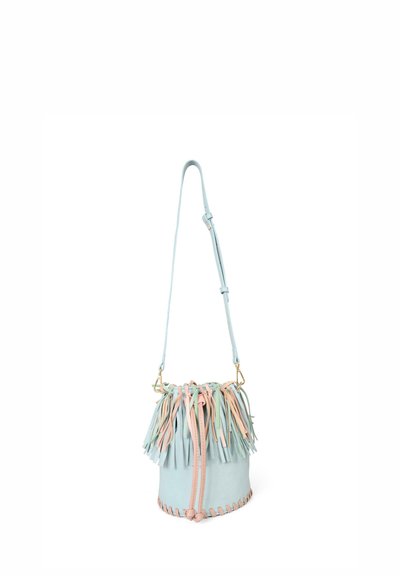 Borsa a secchiello in pelle blu chiaro con frange rosa e verdi, dettagli intrecciati e tracolla regolabile.