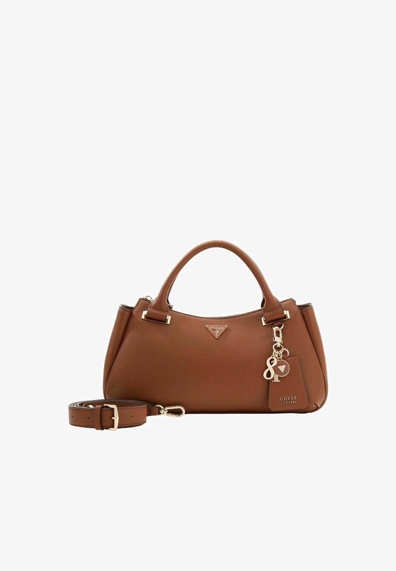 Sac à main en cuir marron avec poignées supérieures, bandoulière amovible, éléments décoratifs dorés et porte-clés décoratif arborant le logo Guess.