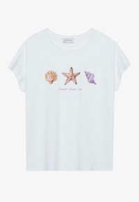 Vit bomull t-shirt med ett tryckt motiv av en snäcka, sjöstjärna och konksnäcka i nyanser av orange och lila, med texten "Seashell Beach Club".