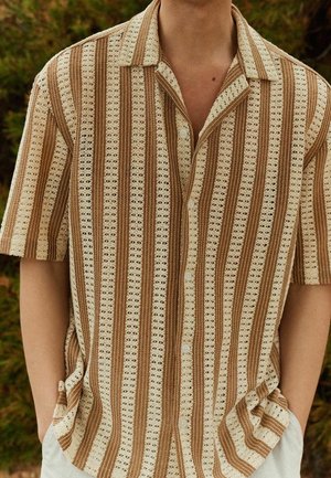 Kurzärmeliges Hemd in Creme und Braun mit vertikalen Streifen, ausgestattet mit einem strukturierten Muster und durchgehendem Knopfverschluss, gefertigt aus leichtem Stoff.