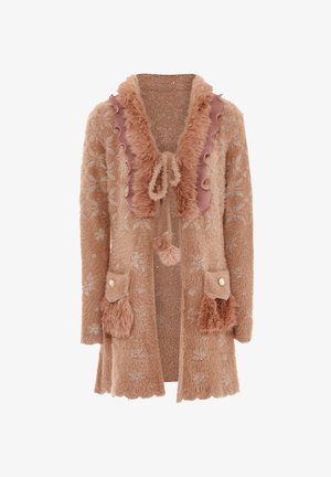 Brun tekstureret cardigan med en faux fur krave, bånddetaljer og dekorativ broderi. Har to lommer med pelsdetaljer og knapper.