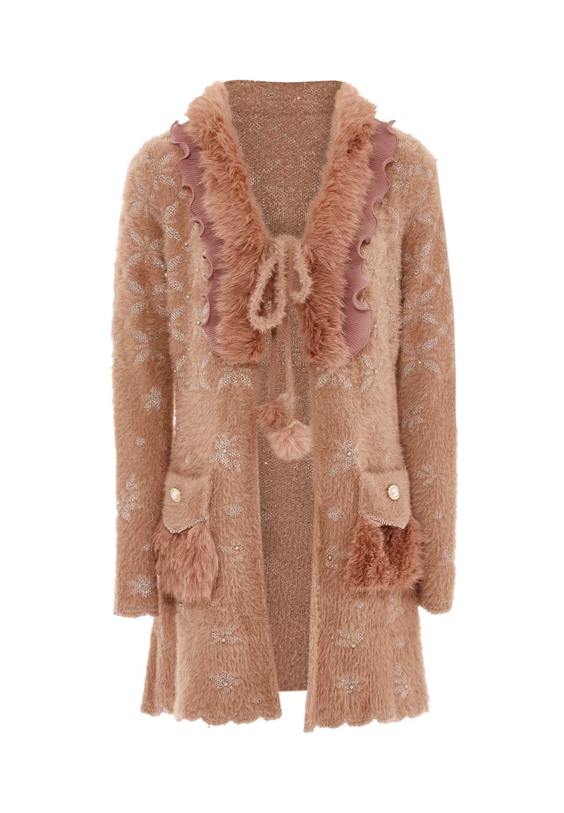 Brązowy sweter z teksturowanej wełny z sztucznym futrem przy kołnierzu, wstążkowymi akcentami i dekoracyjnym haftem. Posiada dwie kieszenie z futrzanymi detalami oraz guziki.