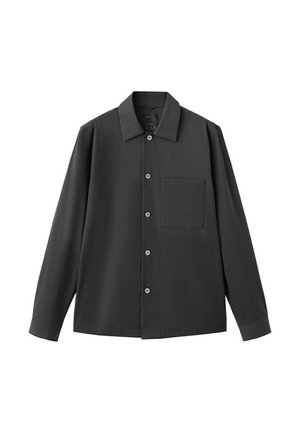 Chemise noire à manches longues avec boutons, poche carrée sur la poitrine et col classique, présentée sur un fond blanc uni.