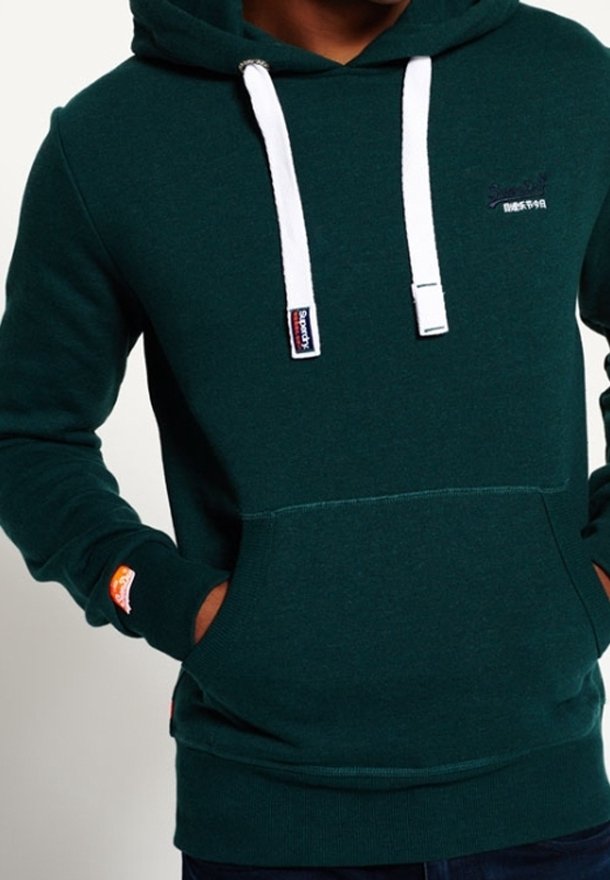 Sudadera verde oscura hecha de tela suave, con un bolsillo delantero, cordones blancos y acentos de logo en el pecho y la manga.