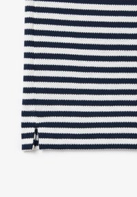 Námornícky a biely pruhovaný textil s ryhovanou textúrou, ktorý obsahuje horizontálne línie a malý rozparok na spodnom okraji.