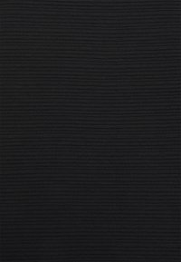 Svart tyg med ribbad struktur, med horisontella linjer. Materialet har ett slätt, mjukt utseende. Inga mönster eller dekorationer synliga.