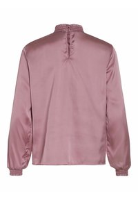 Långärmad, bakvy av en blush-pink satinblus. Har en hög halsringning, elastiska manschetter och en subtil textur. Inga synliga mönster.