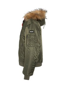 Kurtka bomber w oliwkowej zieleni z sztucznym futrzanym obszyciem kaptura, zamkiem błyskawicznym z przodu, elastycznymi mankietami i bocznymi kieszeniami. Na klatce piersiowej znajduje się logo Schott.
