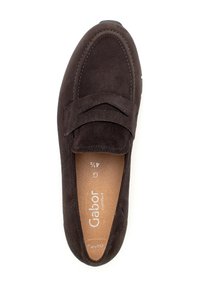 Donkerbruine suede instapper met een gestikt ontwerp, elastische accenten en een gevoerde binnenzool. Kenmerkt zich door een ronde neus en een soepele textuur.