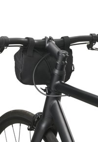 Schwarzer Fahrradlenker mit befestigter schwarzer Stofftasche. Verfügt über eine matte Oberfläche, schmale Griffe und sichtbare Kabel für Brems- und Gangmechanismen.