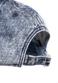 Džinsu cepure ar izbalējušu zilu rakstu, regulējams siksna un melns 'BIG STAR' tag. Iedvesmojoša forma un redzama šuvju detaļas.