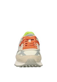 Zapatilla con parte superior de ante y malla en color beige, cordones naranjas, detalles grises y una suela blanca texturizada. Acabado interior en verde neón.
