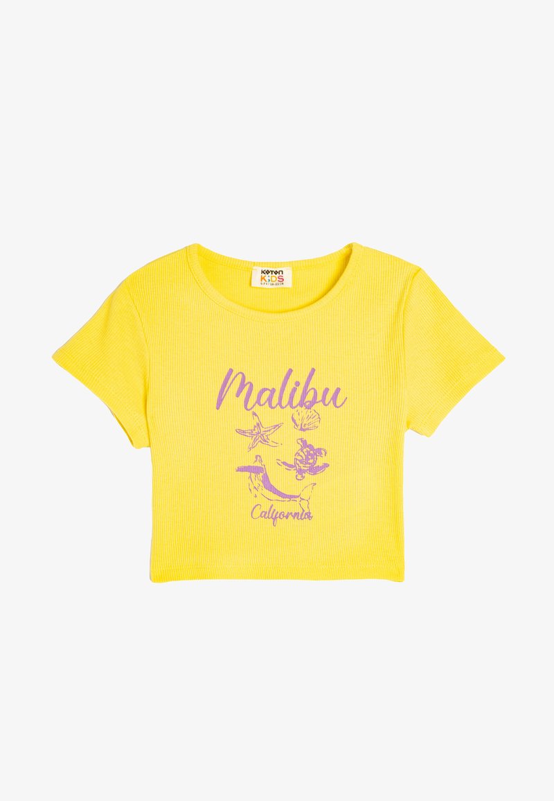 Gelbes, geripptes Crop-Top mit einem lila "Malibu"-Grafikdesign, das maritime Motive wie eine Schildkröte, Seesterne und Muscheln zeigt. Kurze Ärmel.