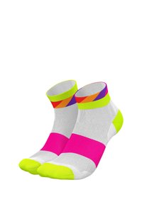 Knöchelsocken mit einem weißen Mesh-Körper und diagonalen Farbkombinationen in Pink, Neon-Gelb und Orange. Kontrastierende Details an Zehen und Bündchen.