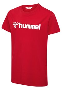 Röd bomullst-shirt med rund halsringning och korta ärmar. Framsidan pryds av en stor vit "hummel"-logotyp.