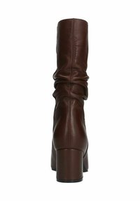 Bottines à talons hauts en cuir marron avec un design asymétrique, bout arrondi et talon bloc. Texture lisse sans motifs ni pièces métalliques visibles.