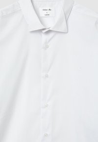 Weißes, schmal geschnittenes Hemd für M�änner mit Kragen, durchgehender Knopfleiste und Etikett mit der Aufschrift "Calliope Man L Slim Fit."