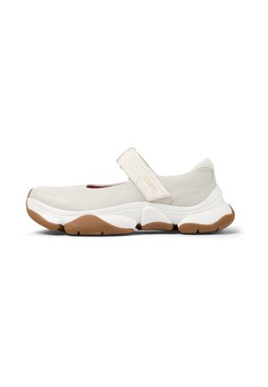 Weißer Sportschuh mit einer runden Zehenpartie, verstellbarem Riemen und strukturierten seitlichen Akzenten. Verfügt über eine weiße Zwischensohle und eine Gummisohle mit braunen Details.