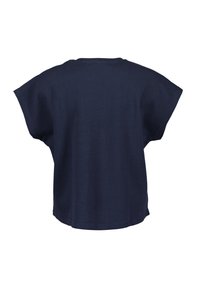 Top blu navy a maniche corte con vestibilità rilassata e orlo arrotondato; texture morbida senza motivi visibili o dettagli in metallo.