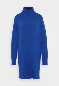 Pulover bleu cu guler înalt, dintr-un material tricotat moale, cu o croială relaxată, mâneci lungi, manșete cu nervuri și slituri laterale la tiv pentru un plus de detaliu în design.