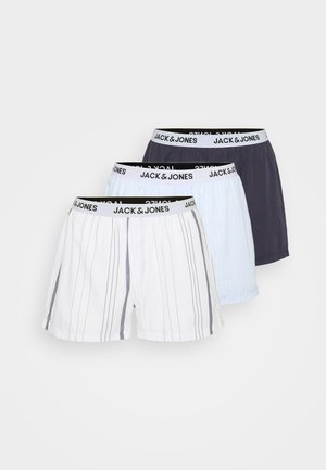 Drie paar herenboxers in wit, lichtblauw en donkergrijs. De witte boxers hebben verticale grijze strepen; de andere zijn effen kleuren. Zwart elastieken tailleband.