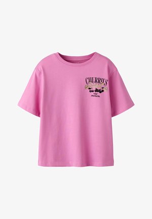 Różowy krótkim rękawem T-shirt z czarno-żółtą grafiką wiśni i napisem "CHERRIES" po lewej stronie na wysokości piersi.