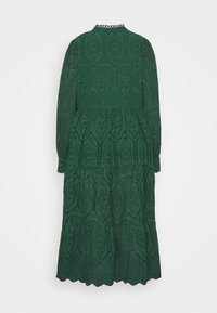 Grünes Spitzenkleid mit langen Ärmeln, gestuften Design, floralen Mustern, gewelltem Saum und hohem Kragen. Verfügt über filigrane Ausschnittdetails.