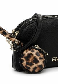 Borsa a tracolla in pelle nera texture con zip dorata, dotata di un pochette rotonda staccabile con stampa leopardata e una tracolla nera.