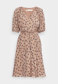 Vestido de comprimento até o joelho com padrão floral em tecido leve e suave. Apresenta um decote em V, mangas bufantes e um cinto na cintura. A cor é rosa claro com flores pretas.