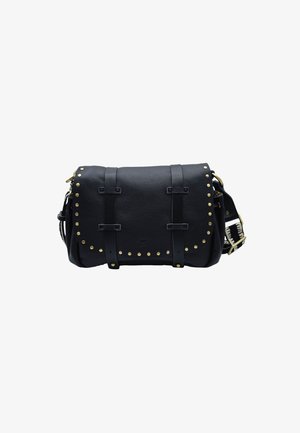 Sac bandoulière en cuir noir avec des clous dorés soulignant le rabat, deux lanières verticales en cuir et une bandoulière réglable à motif.