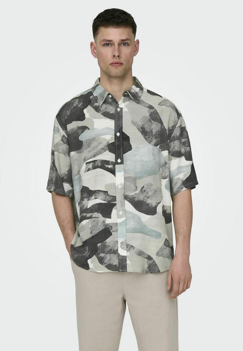 Korte mouw shirt van lichtgewicht stof met een veelkleurig abstract patroon in grijs, zwart en zachte blauwtinten, met een button-down kraag.